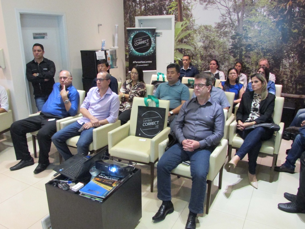 Ópticos de Andradina participam de treinamento no Instituto da Visão
